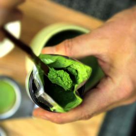 Už jeden hrnek matcha čaje obsahuje mimořádné množství vitaminu A a C.