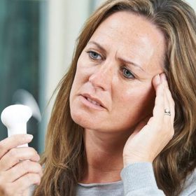 Pocení, bolest hlavy, návaly - klasické příznaky menopauzy