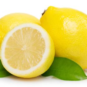 Vlažná voda s citronem dopomůže správné funkci ledvin.