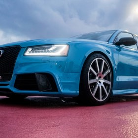 Luxusní auto a chuť se předvést mnohdy způsobí nejednu dopravní nehodu.