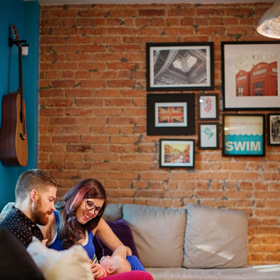 Původní cihlová zeď z 60. let je pro pár jedním z nejoblíbenějších prvků v domě. Předtím byla zakrytá sádrokartonem, který Bree s Andym nechali během rekonstrukce strhnout.