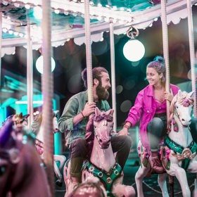 Viděla jste "toho jejího" na kolotoči s jinou? Zatočte vy s ním a kamarádce to okamžitě nahlaste.