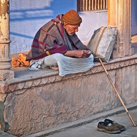 Staří lidé v jiných zemích žijí často na hranici chudoby