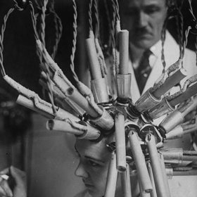 Kudrnaté vlásky jedné plavovlásky