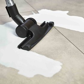 Vysát můžete i rozlité mléko z podlahy