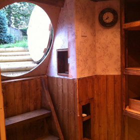 Na hobití noře pracoval více než rok.