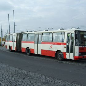 Ve starých kloubových autobusech jste něco ztratila snadno. Věc prostě spadla do "harmoniky".
