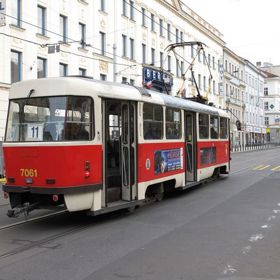 Hned za autobusem je v počtu ztrát a nálezů tramvaj.