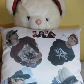 Polštářek s fotkami kluků z kapely je hitem