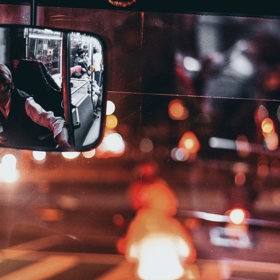 Obzvláště pak noční spoje musí být na vtipné příhody výživné.