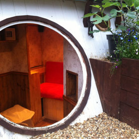 Podzemní domek pojme tři dospělé.