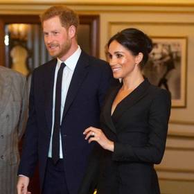 Z mladistvě oblékané dívky se stala elegantní dáma.