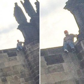 Pár okamžiků před osudným momentem, kdy herec spadl do Vltavy.