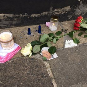 Na místo na Karlově mostě lidé nosili svíčky.