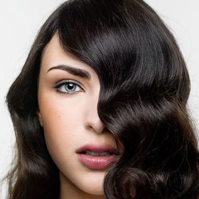 Tmavé vlasy a sladěné obočí sluší všem ženám snědého typu.