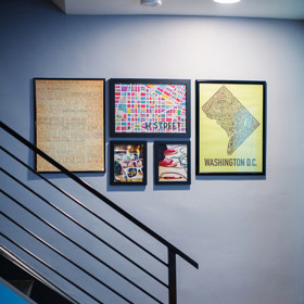 Washington, D.C. pulsuje životem - pro mladé rodiče je tak ideálním místem pro život. I proto v interiéru nešetřili motivy města ani zářivými barvami.