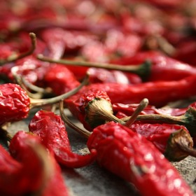 Usušte si chilli papričky a můžete je používat po celý rok. Pokud však máte problémy se žlučníkem, pálivá jídla raději vynechte.