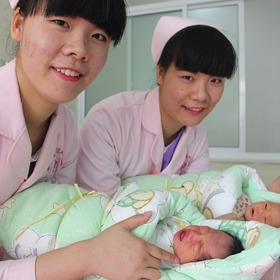 Dvojčata přinášejí dvojnásobnou radost, ale i dvojnásobné starosti.