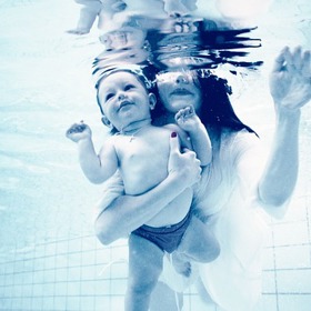 Pohyb je ideální pěstovat od miminka.