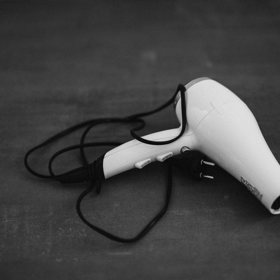 Vlasy si proto i před spaním vysušte.