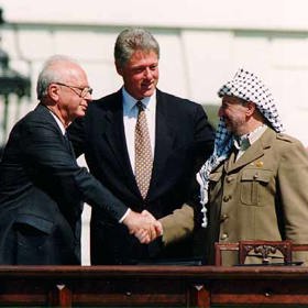 Bill Clinton, Jicchak Rabin a Jásir Arafat v Bílém domě v roce 1993.