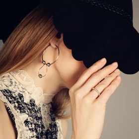 Lucie navrhuje a zpracovává šperky z českých produktů.