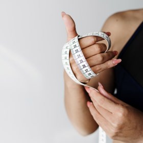 Kůra z krušiny je pro své projímavé účinky významnou složkou čajů na hubnutí.