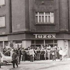 Místo na sexy spodní prádlo se stály fronty na banány.