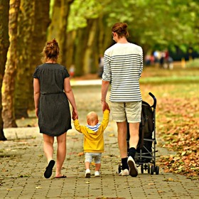 Když dítě začne chodit, vynechte vodění za ručičku