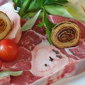 Do vývaru patří kvalitní maso a kosti