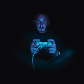 Hraní her, oblíbená "klukovská" činnost.