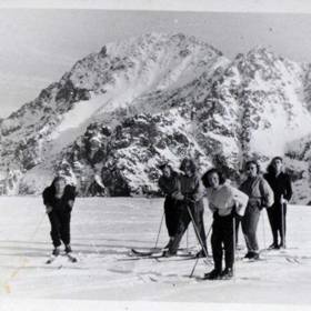 Hromadná lyžovačka byla občas legrace
