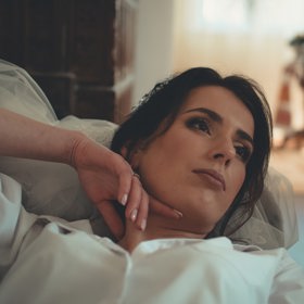 "Tak dneska si pustíme film doma". Slova manželky jsou rozhodující, romantiku od milého proto nečekejte.