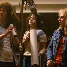 Kromě lidí obou pohlaví byl zpěvák i velkým milovníkem koček. V jednu dobu jich měl údajně víc než deset. Svým čtyřnohým miláčkům prý dokonce volal z turné, nechával si je držet u telefonu a mluvil na ně