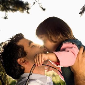 Děti a jejich rodiče si pusinkováním dokazují lásku