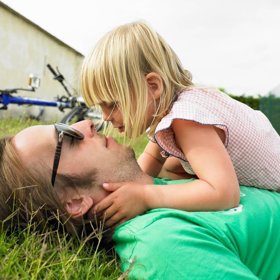 Nám přijde naprosto normální, když tatínci pusinkují své princezny