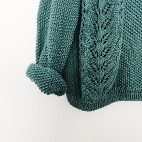 S detaily oversized svetru si můžete pohrát.