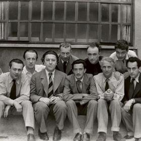 zleva do prava - zadní řada: Paul Éluard, Jean Arp, Yves Tanguy, Rene Crevel, přední řada: Tristan Tzara, Andre Breton, Salvador Dali, Max Ernst, Man Ray.