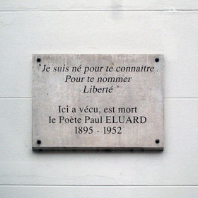 Deska s Éluardovým výrokem.