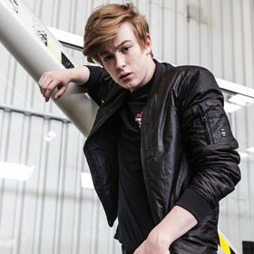 Adam umí zpívat, tančit a má charisma