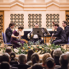 Koncert proti totalitě se opět uskuteční v Sále Martinů na Malostranském náměstí 13