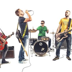 Julian a jeho kapela vystupují i na velkých festivalech.