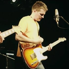 Kytara je zpěvákův věrný kamarád.