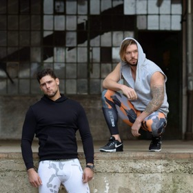 Dva hezouni v legínách.