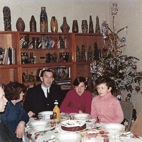 Malý Andrej ve společnosti bratra, otce a matky.