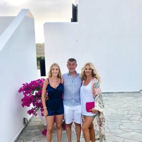 Babiš s manželkou a dcerou si ještě v létě užívali pohodičku na Mykonosu.