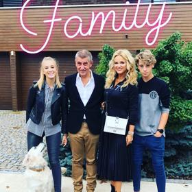 Rodinná oslava Babišových narozenin.