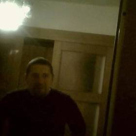 Babiš junior žije se svou matkou ve Švýcarsku.