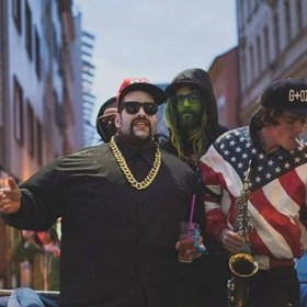 Kapitán Demo je známý originalitou a osobitostí.