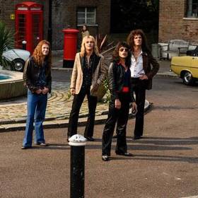 Film popisuje celou Freddieho kariéru.